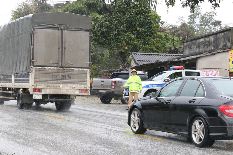 Sương m&ugrave; phủ d&agrave;y đặc tr&ecirc;n QL6, CSGT thường xuy&ecirc;n tuần tra, ph&aacute;t loa cảnh b&aacute;o- Ảnh 8.