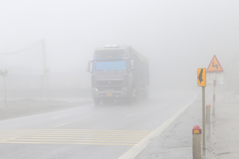 Sương m&ugrave; phủ d&agrave;y đặc tr&ecirc;n QL6, CSGT thường xuy&ecirc;n tuần tra, ph&aacute;t loa cảnh b&aacute;o- Ảnh 21.