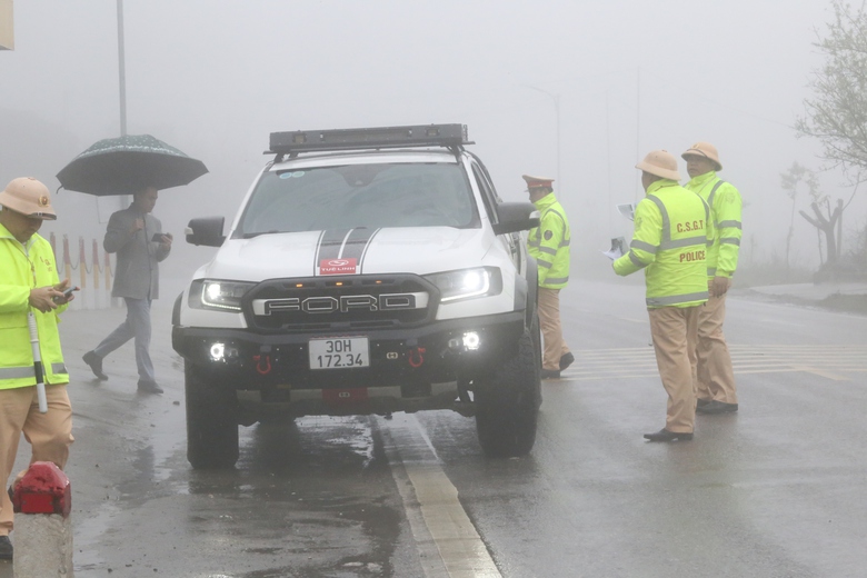 Sương m&ugrave; phủ d&agrave;y đặc tr&ecirc;n QL6, CSGT thường xuy&ecirc;n tuần tra, ph&aacute;t loa cảnh b&aacute;o- Ảnh 2.
