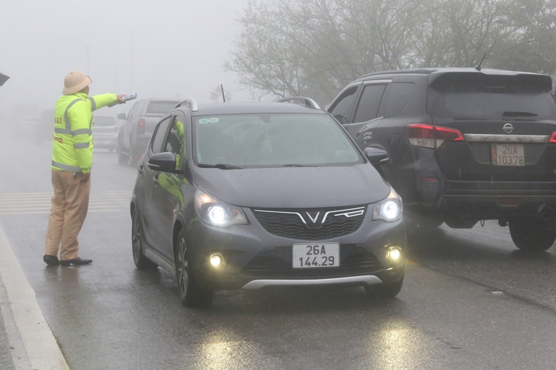 Sương m&ugrave; phủ d&agrave;y đặc tr&ecirc;n QL6, CSGT thường xuy&ecirc;n tuần tra, ph&aacute;t loa cảnh b&aacute;o- Ảnh 20.