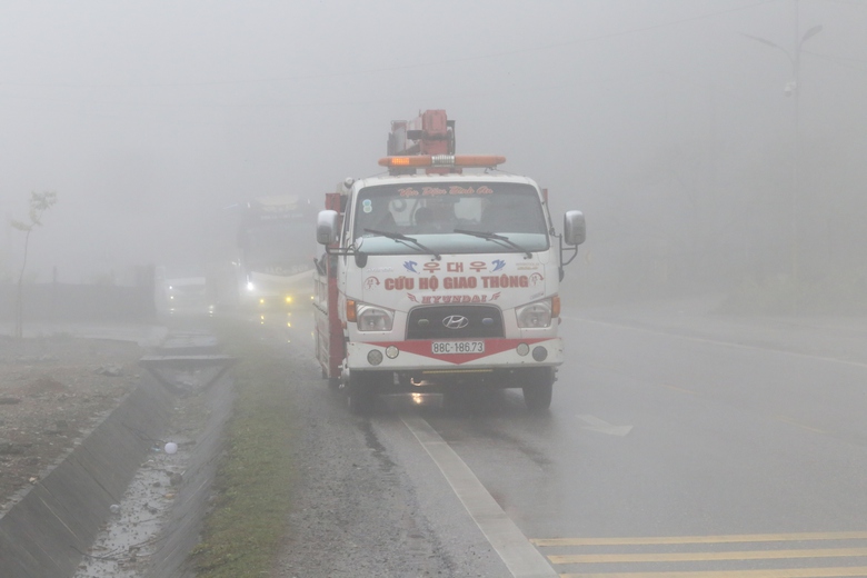 Sương m&ugrave; phủ d&agrave;y đặc tr&ecirc;n QL6, CSGT thường xuy&ecirc;n tuần tra, ph&aacute;t loa cảnh b&aacute;o- Ảnh 10.