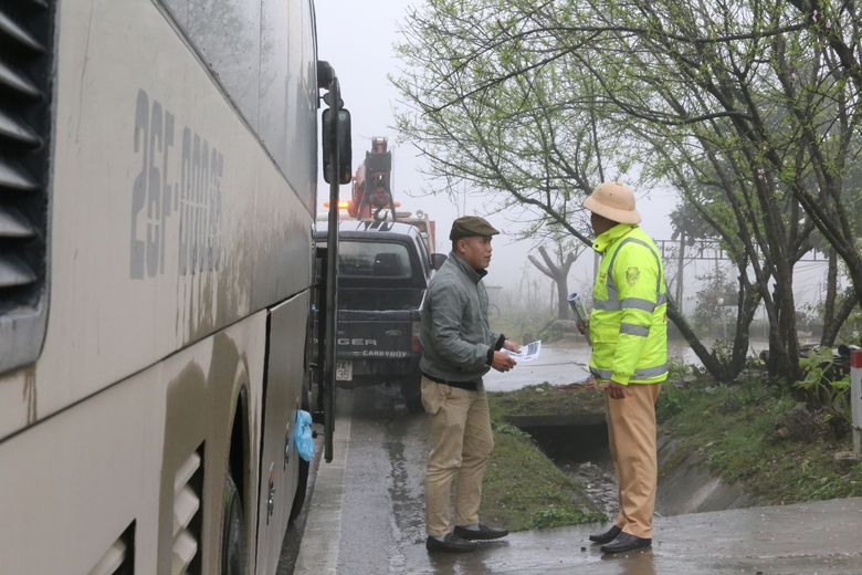 Sương m&ugrave; phủ d&agrave;y đặc tr&ecirc;n QL6, CSGT thường xuy&ecirc;n tuần tra, ph&aacute;t loa cảnh b&aacute;o- Ảnh 18.