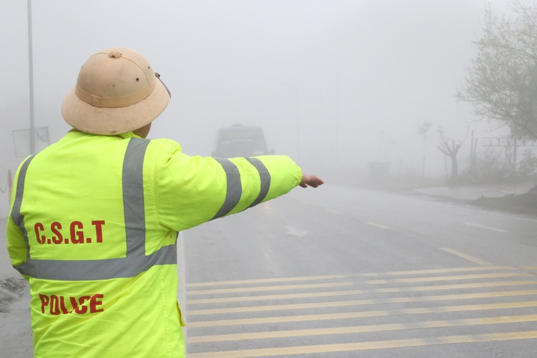 Sương m&ugrave; phủ d&agrave;y đặc tr&ecirc;n QL6, CSGT thường xuy&ecirc;n tuần tra, ph&aacute;t loa cảnh b&aacute;o- Ảnh 19.