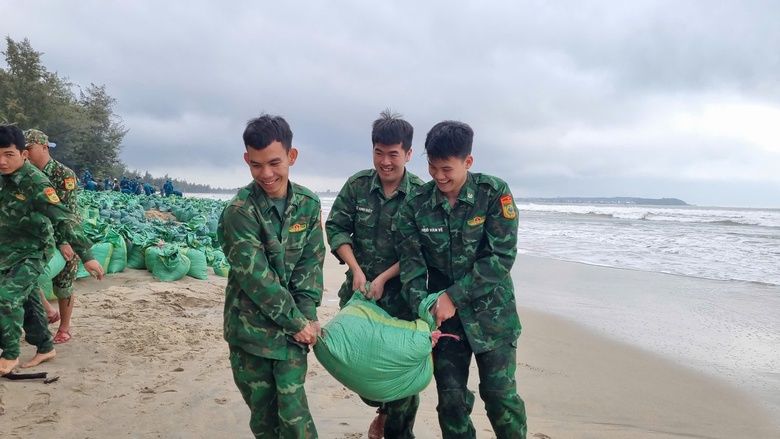 Quảng Ng&atilde;i: S&oacute;ng dữ bất thường, h&agrave;ng trăm người "cứu" b&atilde;i tắm Mỹ Kh&ecirc;- Ảnh 1.