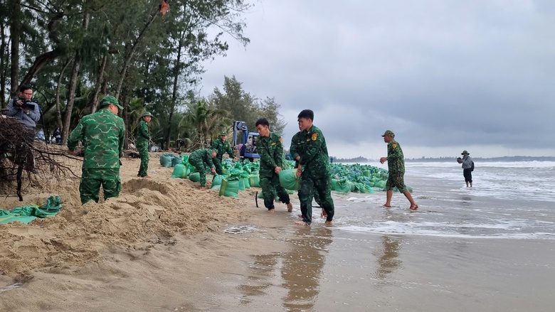 Quảng Ng&atilde;i: S&oacute;ng dữ bất thường, h&agrave;ng trăm người "cứu" b&atilde;i tắm Mỹ Kh&ecirc;- Ảnh 12.