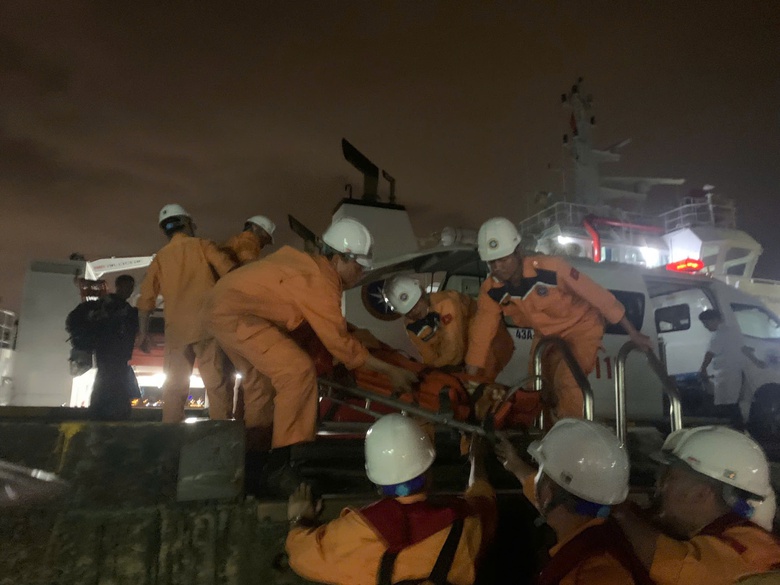 Cứu thuyền viên nguy kịch tại đảo Cù Lao Chàm giữa thời tiết khắc nghiệt- Ảnh 2. Cứu thuyền viên nguy kịch tại đảo Cù Lao Chàm giữa thời tiết khắc nghiệt- Ảnh 2.