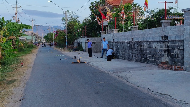 B&igrave;nh Thuận: Nh&oacute;m thanh ni&ecirc;n d&ugrave;ng hung kh&iacute; ch&eacute;m nhau l&uacute;c rạng s&aacute;ng, một người tử vong- Ảnh 1.