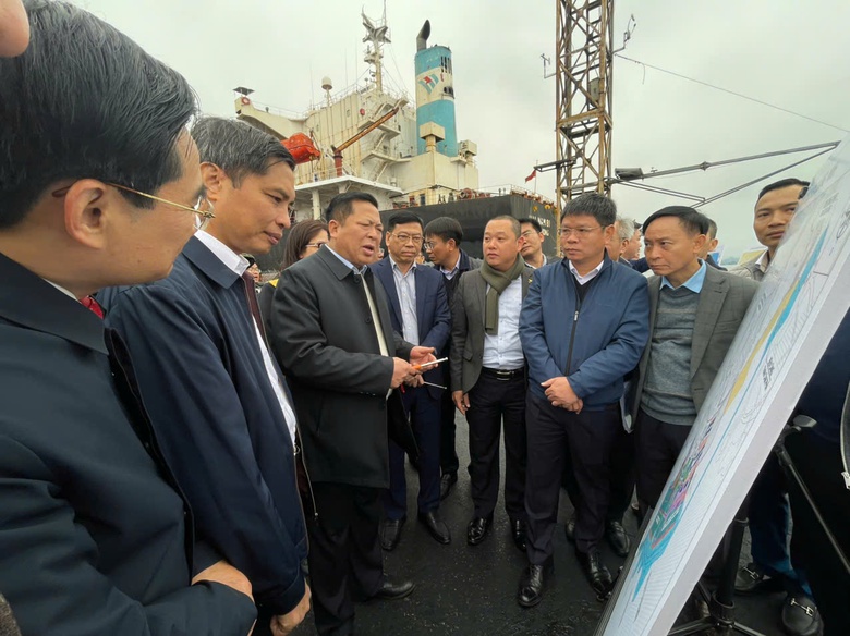 Bộ trưởng Trần Hồng Minh thị s&aacute;t cảng Cẩm Phả, Lạch Huyện- Ảnh 2.