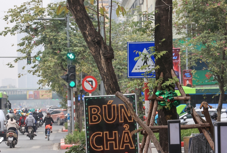 H&agrave; Nội: Dẹp biển b&aacute;o giao th&ocirc;ng đ&aacute;nh đố người đi đường- Ảnh 1.