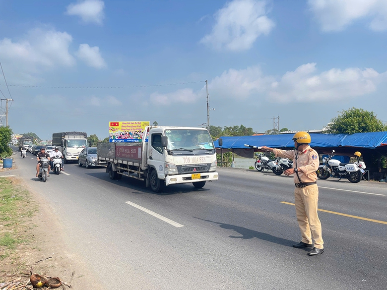 Xe tải bất ngờ bốc ch&aacute;y tr&ecirc;n quốc lộ 91 qua An Giang- Ảnh 2.