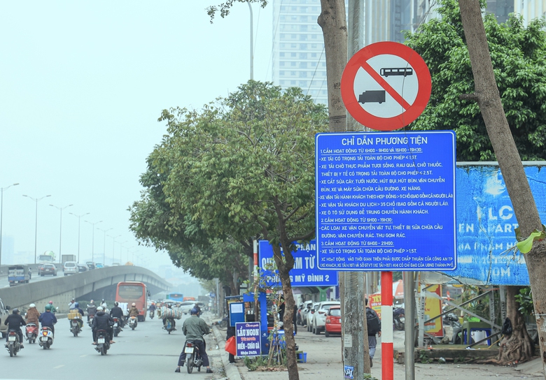 H&agrave; Nội: Dẹp biển b&aacute;o giao th&ocirc;ng đ&aacute;nh đố người đi đường- Ảnh 2.