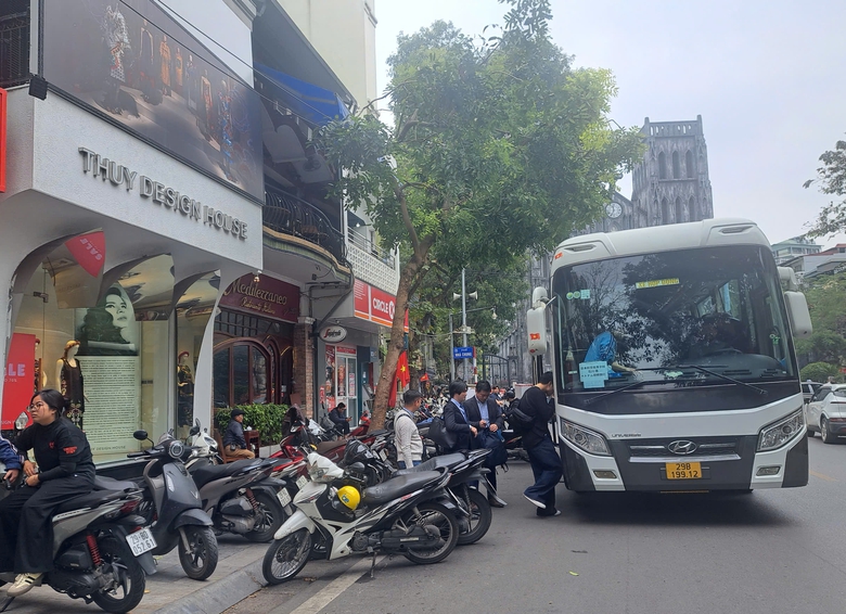 Hà Nội: Thí điểm cấm xe ô tô từ 16 chỗ vào phố cổ trong 6 tháng- Ảnh 1. Hà Nội: Thí điểm cấm xe ô tô từ 16 chỗ vào phố cổ trong 6 tháng- Ảnh 1.