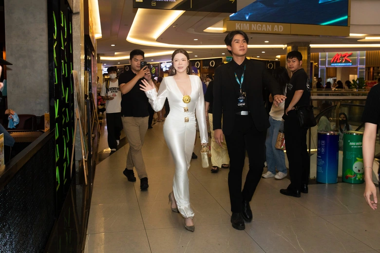L&yacute; Nh&atilde; Kỳ xuất hiện gợi cảm tại phim "Anh trai say hi", b&aacute;c bỏ th&ocirc;ng tin k&eacute;m sắc, sồ sề- Ảnh 1.