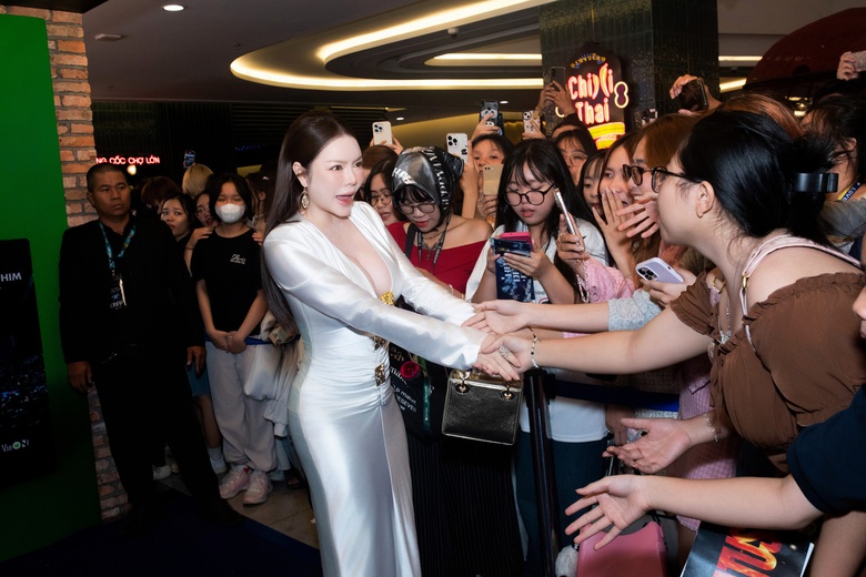 L&yacute; Nh&atilde; Kỳ xuất hiện gợi cảm tại phim "Anh trai say hi", b&aacute;c bỏ th&ocirc;ng tin k&eacute;m sắc, sồ sề- Ảnh 4.