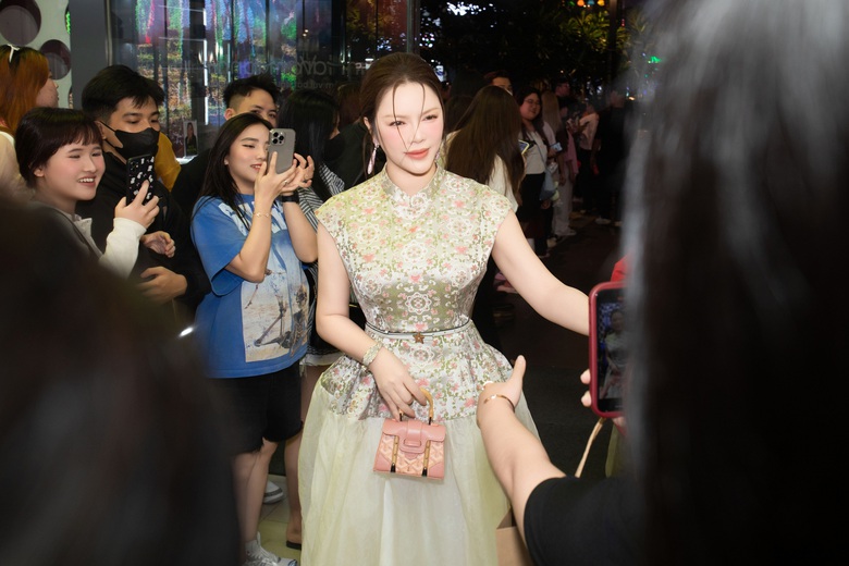 L&yacute; Nh&atilde; Kỳ xuất hiện gợi cảm tại phim "Anh trai say hi", b&aacute;c bỏ th&ocirc;ng tin k&eacute;m sắc, sồ sề- Ảnh 8.