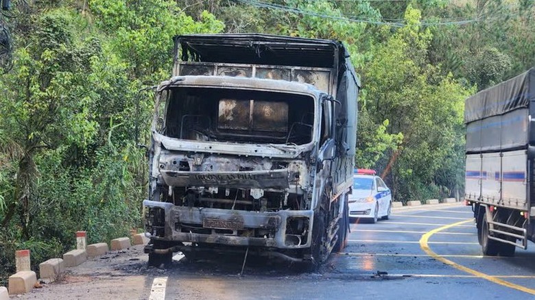 Xe tải bốc cháy dữ dội trên đèo Mimosa- Ảnh 1. Xe tải bốc cháy dữ dội trên đèo Mimosa- Ảnh 1.