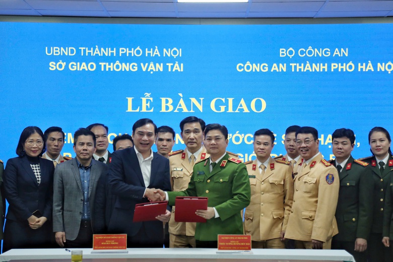 Sở GTVT H&agrave; Nội ch&iacute;nh thức b&agrave;n giao nhiệm vụ s&aacute;t hạch, cấp GPLX- Ảnh 1.