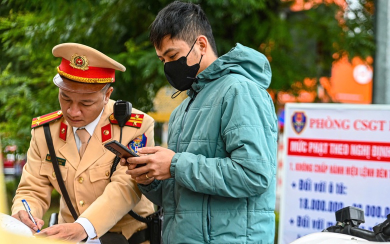 Hai th&aacute;ng &aacute;p dụng Nghị định 168: &Yacute; thức n&acirc;ng l&ecirc;n, vi phạm v&agrave; tai nạn đều giảm