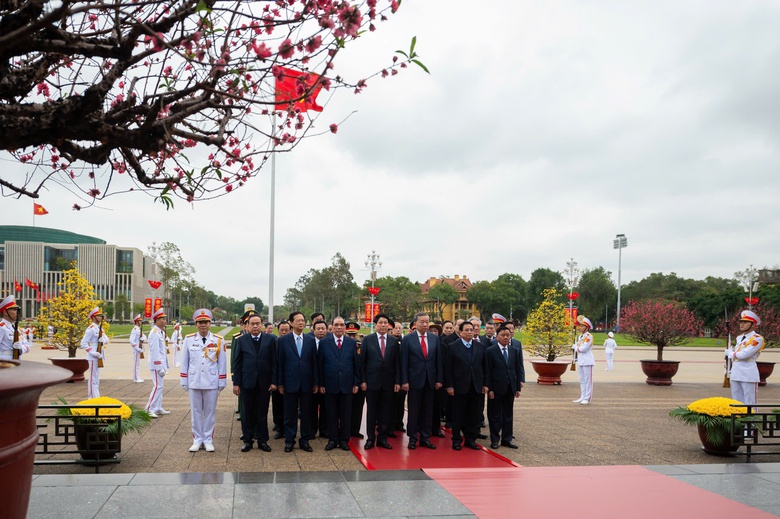 L&atilde;nh đạo Đảng, Nh&agrave; nước v&agrave;o Lăng viếng Chủ tịch Hồ Ch&iacute; Minh- Ảnh 3.