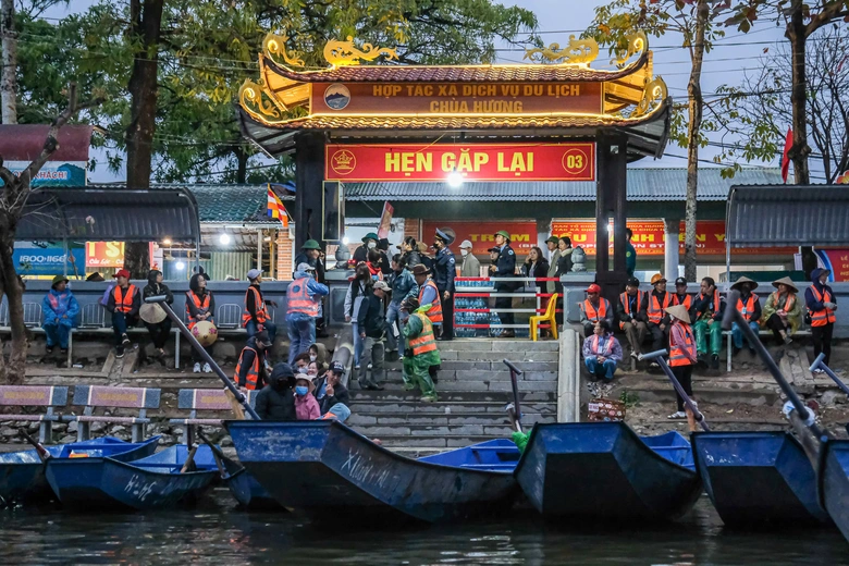 H&agrave;ng vạn người đổ về ch&ugrave;a Hương ng&agrave;y khai hội- Ảnh 7.