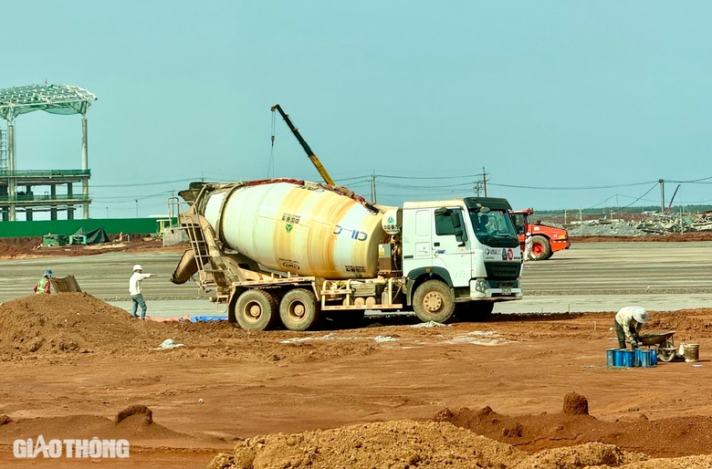 C&aacute;c c&ocirc;ng trường lớn s&ocirc;i động trở lại từ ng&agrave;y m&ugrave;ng 6 Tết- Ảnh 5.