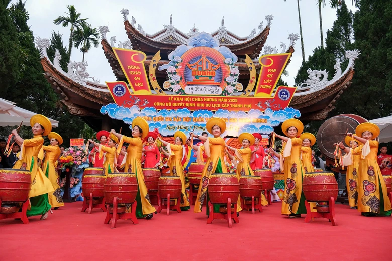 H&agrave;ng vạn người đổ về ch&ugrave;a Hương ng&agrave;y khai hội- Ảnh 1.