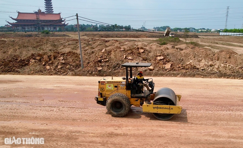 C&aacute;c c&ocirc;ng trường lớn s&ocirc;i động trở lại từ ng&agrave;y m&ugrave;ng 6 Tết- Ảnh 2.