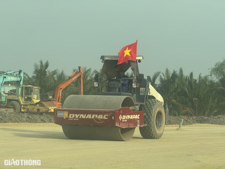 C&aacute;c c&ocirc;ng trường lớn s&ocirc;i động trở lại từ ng&agrave;y m&ugrave;ng 6 Tết- Ảnh 7.