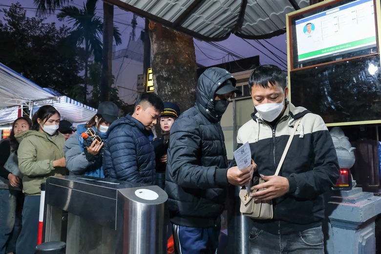 H&agrave;ng vạn người đổ về ch&ugrave;a Hương ng&agrave;y khai hội- Ảnh 5.