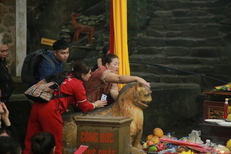 Du kh&aacute;ch đội mưa d&acirc;ng lễ ở ng&ocirc;i ch&ugrave;a cổ nhất H&agrave; Tĩnh- Ảnh 3.