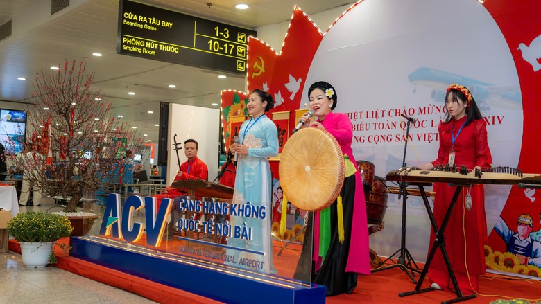 Kh&aacute;ch qua s&acirc;n bay Nội B&agrave;i được &ocirc;ng đồ tặng chữ, xem m&uacute;a l&acirc;n- Ảnh 7.
