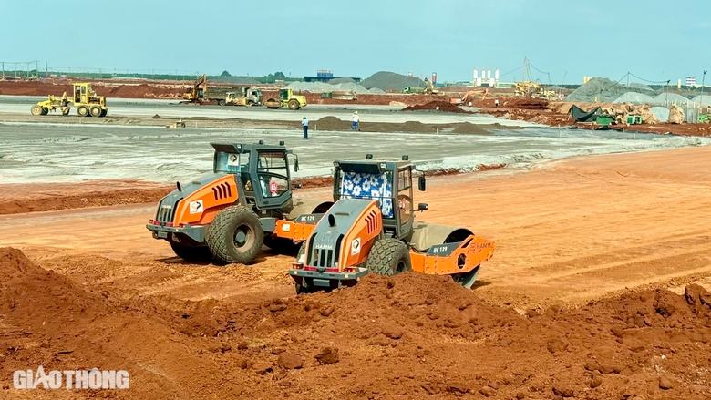 C&aacute;c c&ocirc;ng trường lớn s&ocirc;i động trở lại từ ng&agrave;y m&ugrave;ng 6 Tết- Ảnh 6.