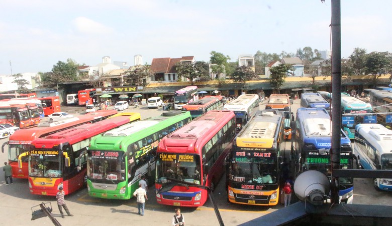 Đường Hồ Ch&iacute; Minh, cao tốc Cam Lộ - La Sơn nhộn nhịp xe cộ v&agrave;o Nam sau Tết- Ảnh 8.