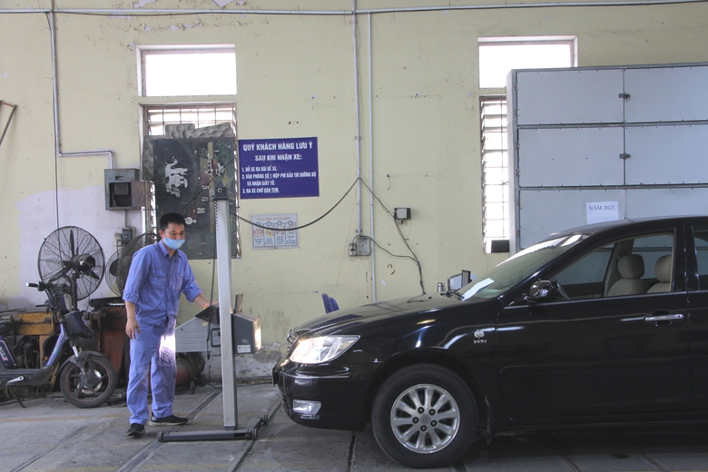 Trung t&acirc;m đăng kiểm vắng vẻ ng&agrave;y l&agrave;m việc đầu năm mới- Ảnh 1.