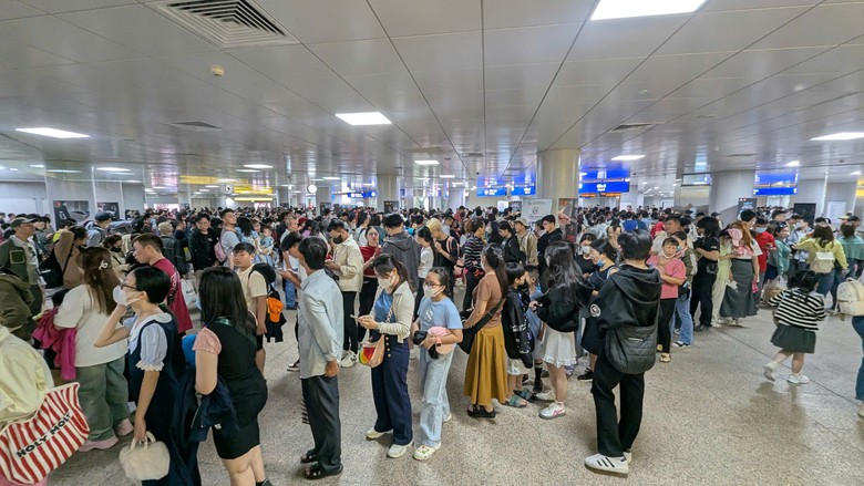 Metro số 1 thu gần 12 tỷ đồng trong 10 ngày Tết- Ảnh 1. Metro số 1 thu gần 12 tỷ đồng trong 10 ngày Tết- Ảnh 1.