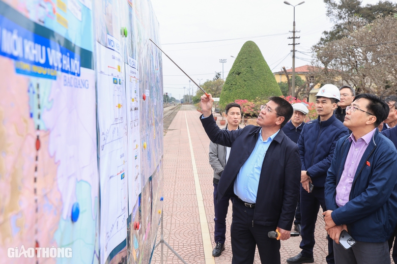 Đo&agrave;n c&ocirc;ng t&aacute;c của Quốc hội khảo s&aacute;t dự &aacute;n đường sắt L&agrave;o Cai - H&agrave; Nội - Hải Ph&ograve;ng- Ảnh 4.