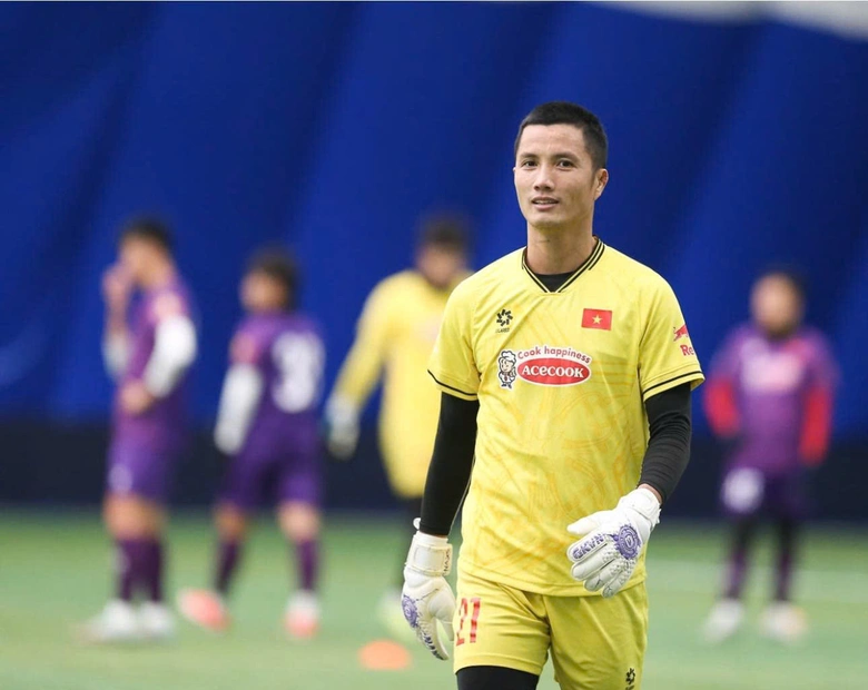 Thủ m&ocirc;n số 1 tuyển Việt Nam ở AFF Cup bị Nguyễn Filip cho &ldquo;h&iacute;t kh&oacute;i&rdquo; tại V-League- Ảnh 1.