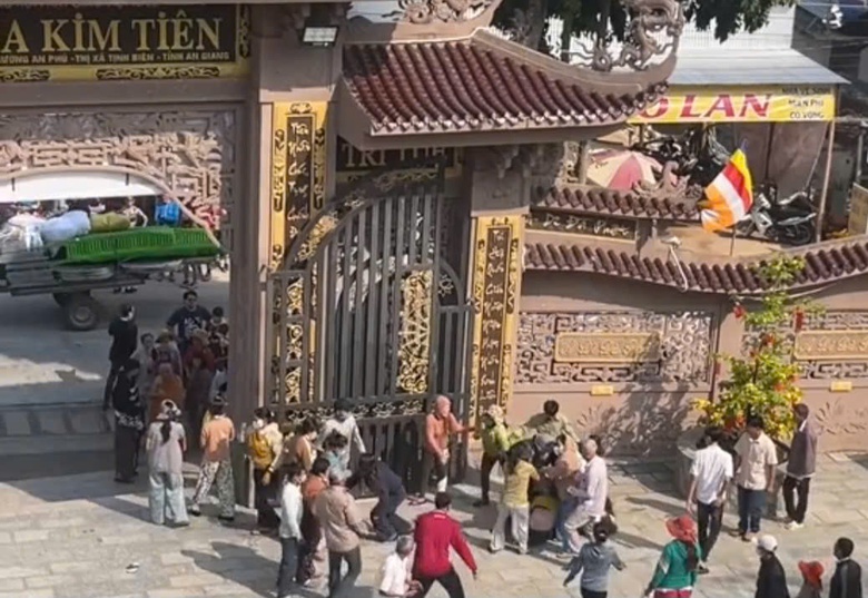 An Giang: Đi ch&ugrave;a đầu năm bị 50 người lạ mặt cướp t&agrave;i sản, g&acirc;y thương t&iacute;ch- Ảnh 1.