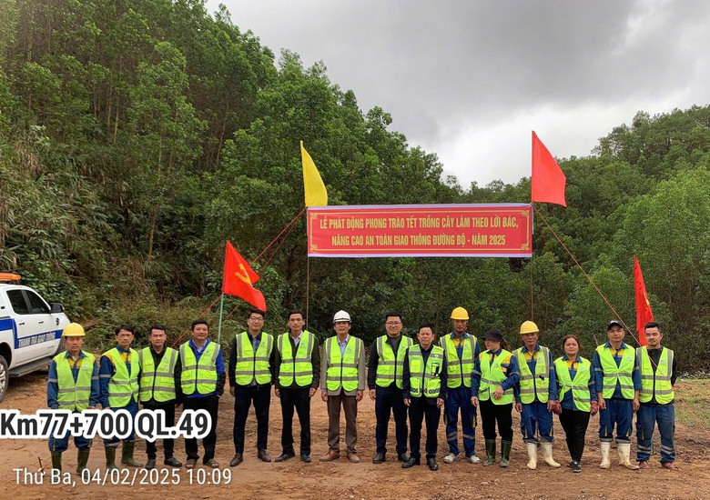 Trồng nhiều cây xanh trên các tuyến quốc lộ qua các tỉnh Bắc Trung Bộ- Ảnh 1. Trồng nhiều cây xanh trên các tuyến quốc lộ qua các tỉnh Bắc Trung Bộ- Ảnh 1.