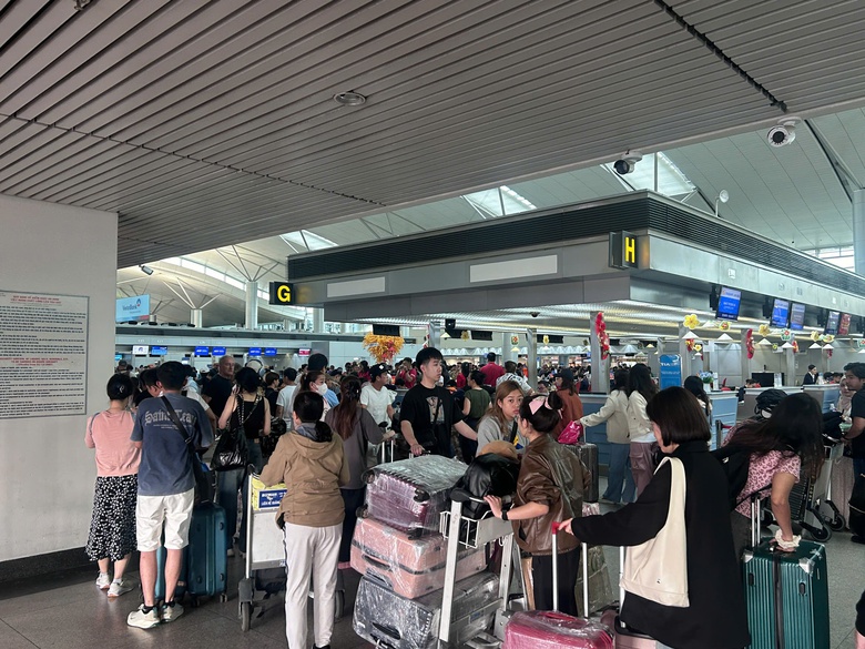 M&ugrave;ng 7 Tết, s&acirc;n bay T&acirc;n Sơn Nhất vẫn chưa hạ nhiệt- Ảnh 2.