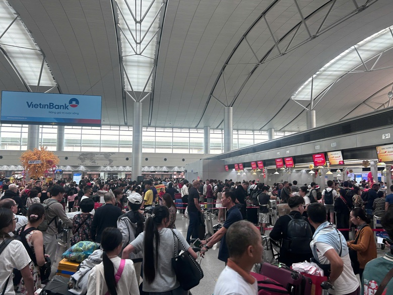 M&ugrave;ng 7 Tết, s&acirc;n bay T&acirc;n Sơn Nhất vẫn chưa hạ nhiệt- Ảnh 1.