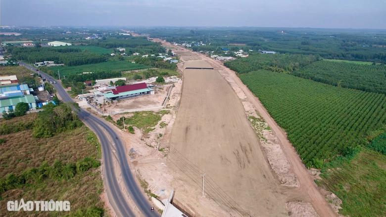 Gỡ kh&oacute; vật liệu đất san lấp cho cao tốc Bi&ecirc;n H&ograve;a - Vũng T&agrave;u- Ảnh 3.