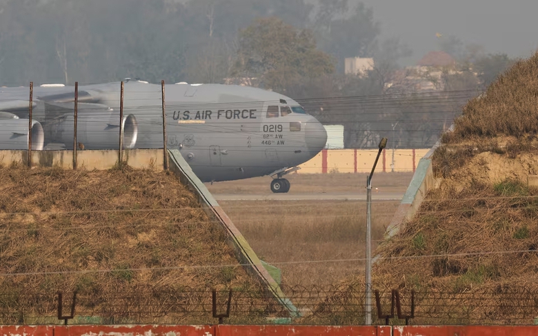 Reuters: M&aacute;y bay qu&acirc;n sự Mỹ chở người nhập cư tr&aacute;i ph&eacute;p, trục xuất trở lại Ấn Độ