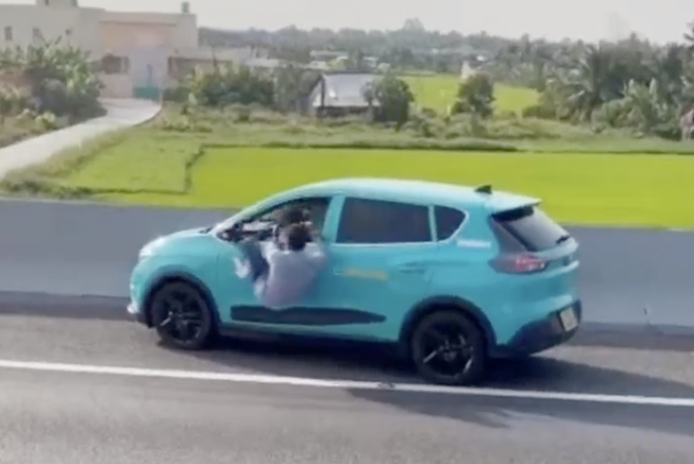 Người đ&agrave;n &ocirc;ng chui qua cửa k&iacute;nh &ocirc; t&ocirc; băng qua đường cao tốc c&oacute; dấu hiệu về thần kinh- Ảnh 1.