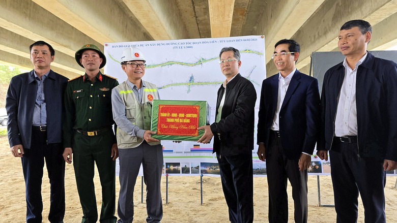 Sớm hoàn thiện GPMB, đưa cao tốc Hòa Liên - Túy Loan về đích đúng hẹn- Ảnh 4. Sớm hoàn thiện GPMB, đưa cao tốc Hòa Liên - Túy Loan về đích đúng hẹn- Ảnh 4.