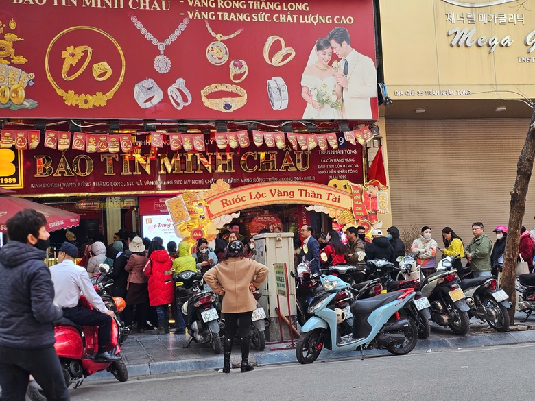 Khách hàng chen chân mua vàng ngày vía Thần Tài- Ảnh 1. Khách hàng chen chân mua vàng ngày vía Thần Tài- Ảnh 1.