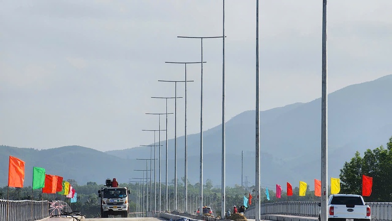 Quảng Ng&atilde;i nỗ lực đưa cầu 850 tỷ về đ&iacute;ch trong qu&yacute; II/2025- Ảnh 3.