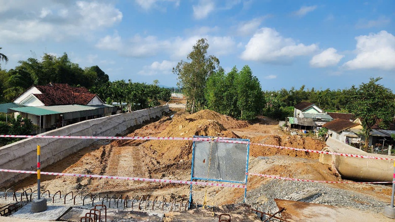 Quảng Ng&atilde;i nỗ lực đưa cầu 850 tỷ về đ&iacute;ch trong qu&yacute; II/2025- Ảnh 9.