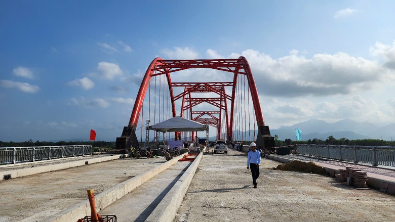 Quảng Ng&atilde;i nỗ lực đưa cầu 850 tỷ về đ&iacute;ch trong qu&yacute; II/2025- Ảnh 2.
