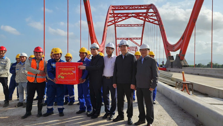 Quảng Ng&atilde;i nỗ lực đưa cầu 850 tỷ về đ&iacute;ch trong qu&yacute; II/2025- Ảnh 11.